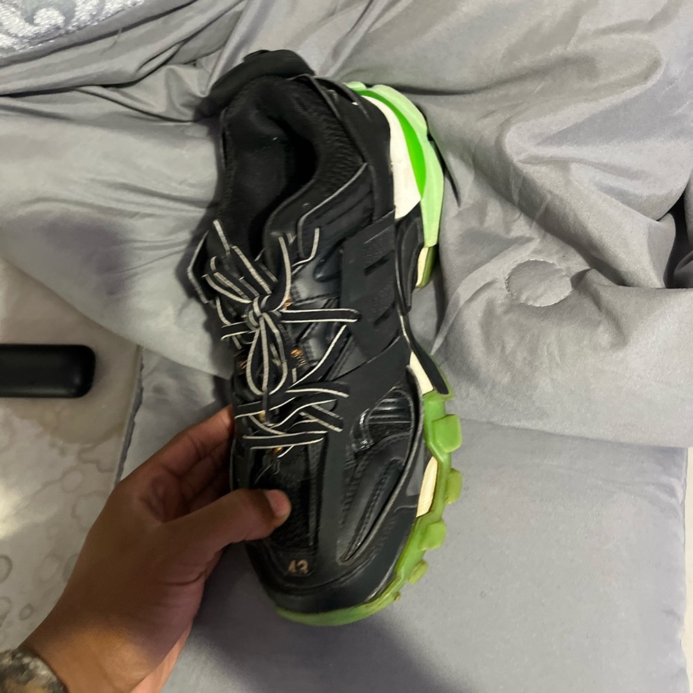 Balenciaga tracks size 43 well taken care of the soles glow in the dark